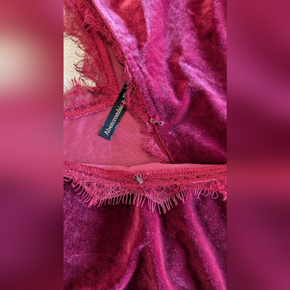 !!SOLD!! XL Gothic Dark red / Burgundy Velvet Abercrombie & Fitch top with Lace - Picture 3 of 6